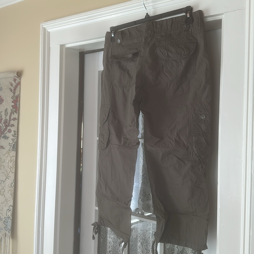 The Limited cropped cargo army green pants size 8 - Picture 2 of 3